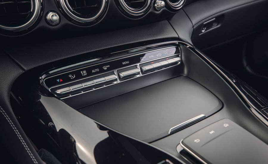 Детали интерьера Mercedes-AMG GT (C190) 2019 года  (NA) (фото 20 из 46)